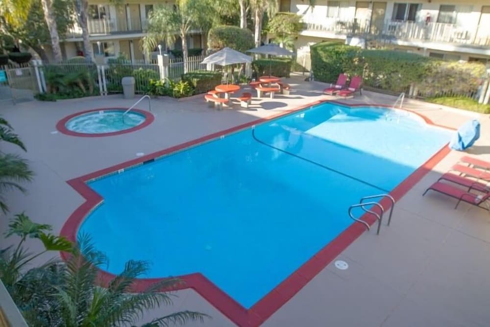 California Suites Hotel - photo 31