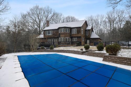 Secluded 9BR Getaway Pool Hot Tub & Huge Deck — 5-Star Luxury Hotel in Chester, United States