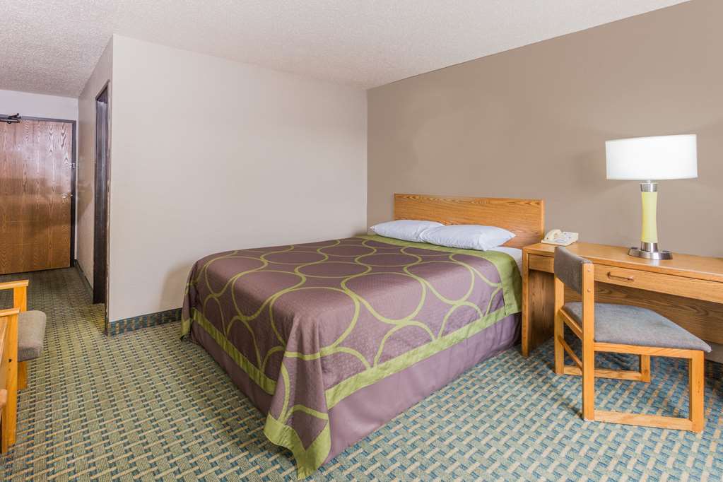 Super 8 by Wyndham St. Charles - photo 3