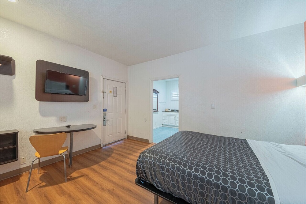 Coastal Valley Inn - photo 11