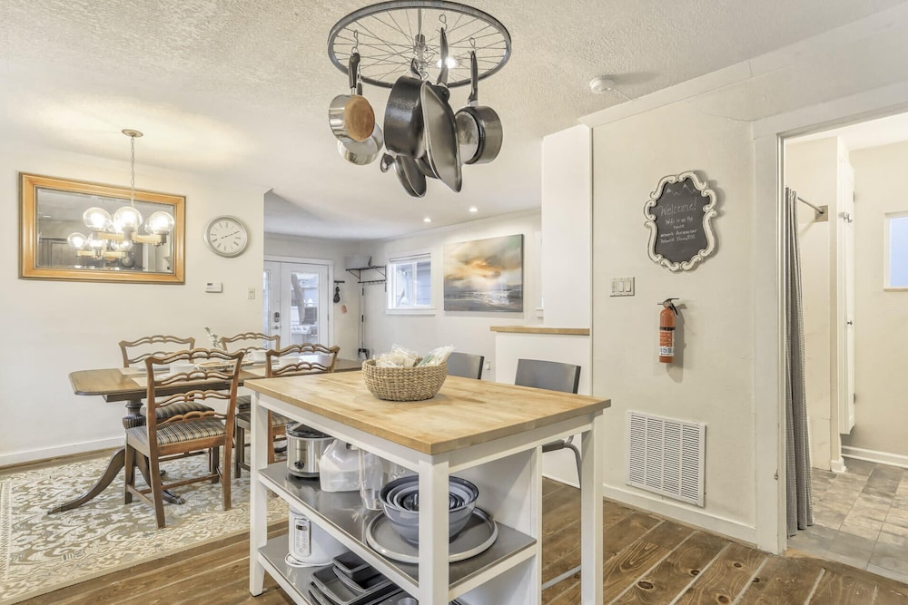 2BR Old Colorado City Dog Friendly in Colorado Springs, United States