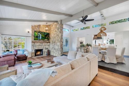 Modern Family Farmhouse with Pool Jacuzzi Putting Green Treehouse Bocce and more — 4-Star Luxury Hotel in Thousand Oaks, United States