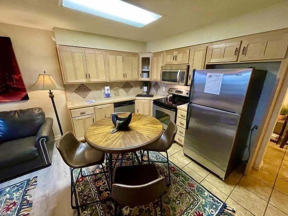 SU15 Spacious studio with full kitchen dining table and rock patio overlooking Lake Ouachita. by RedAwning - photo 7