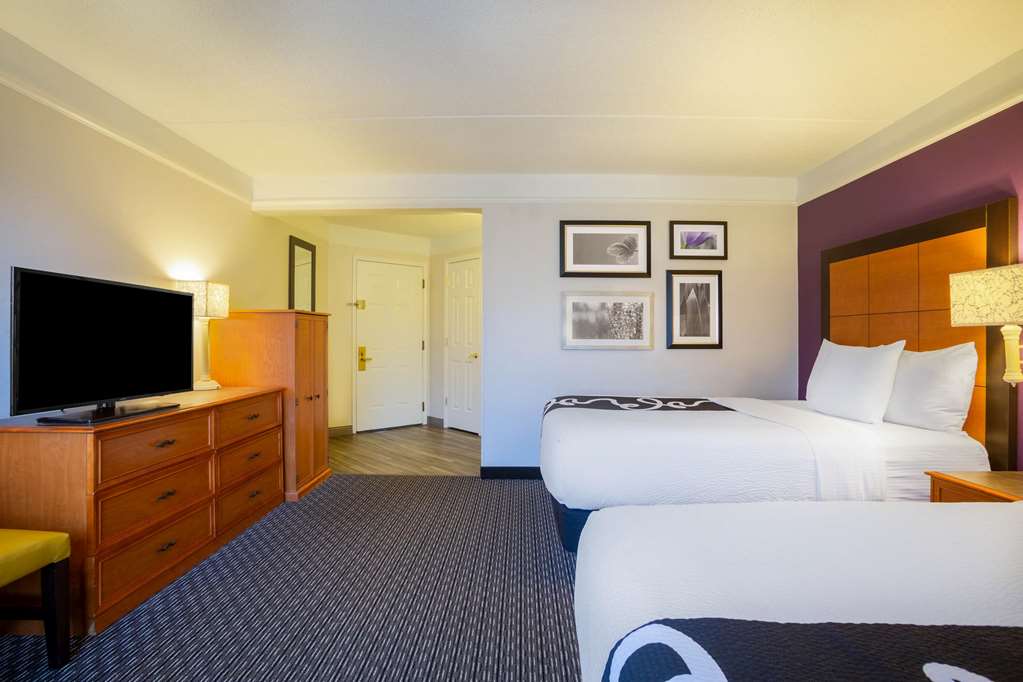 La Quinta Inn & Suites by Wyndham St. Louis Westport - photo 35