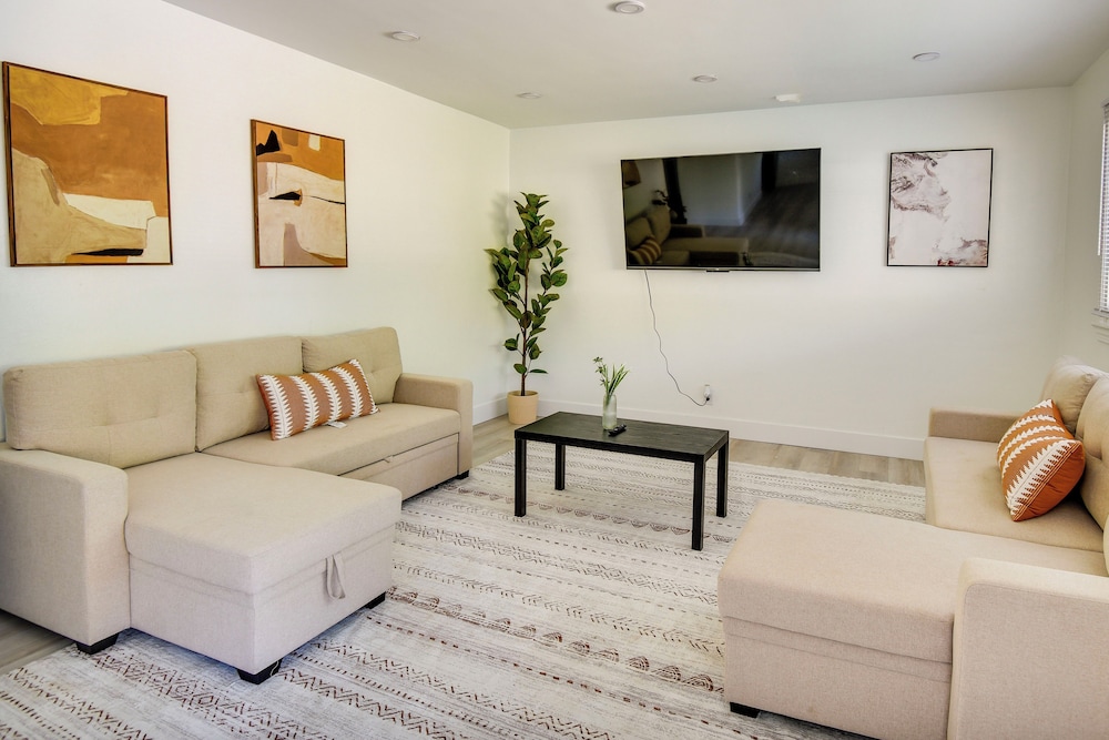 Pet Friendly Norfolk Retreat about 7 Mi to Beach in Virginia Beach, United States