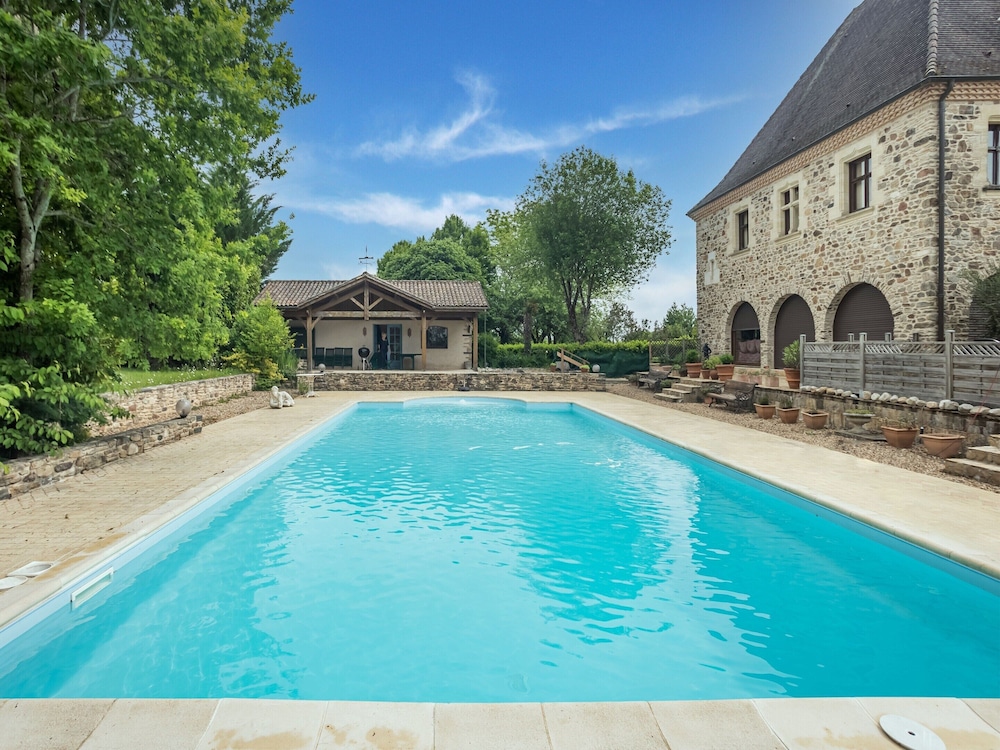 Lively Holiday Home With Private Pool — 4-Star Luxury Hotel in Excideuil, France