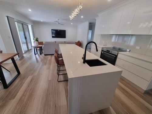 Large Executive Home with Luxurious Master Suite — 4-Star Luxury Hotel in Urraween, Australia