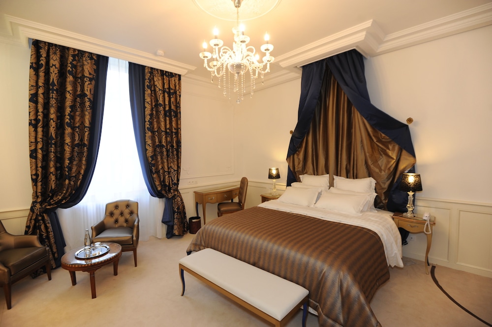 Hôtel Victor Hugo - carbon neutral hotel in Pontorson