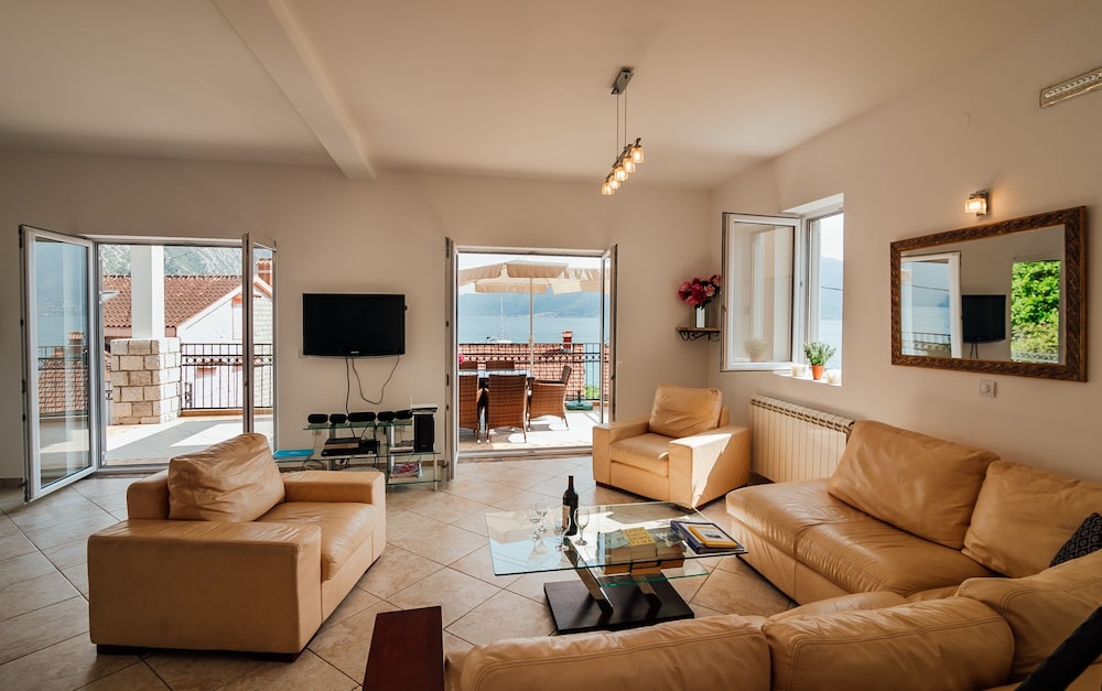 Holiday Home Amanda Hollick — 4-Star Luxury Hotel in Kotor, Montenegro