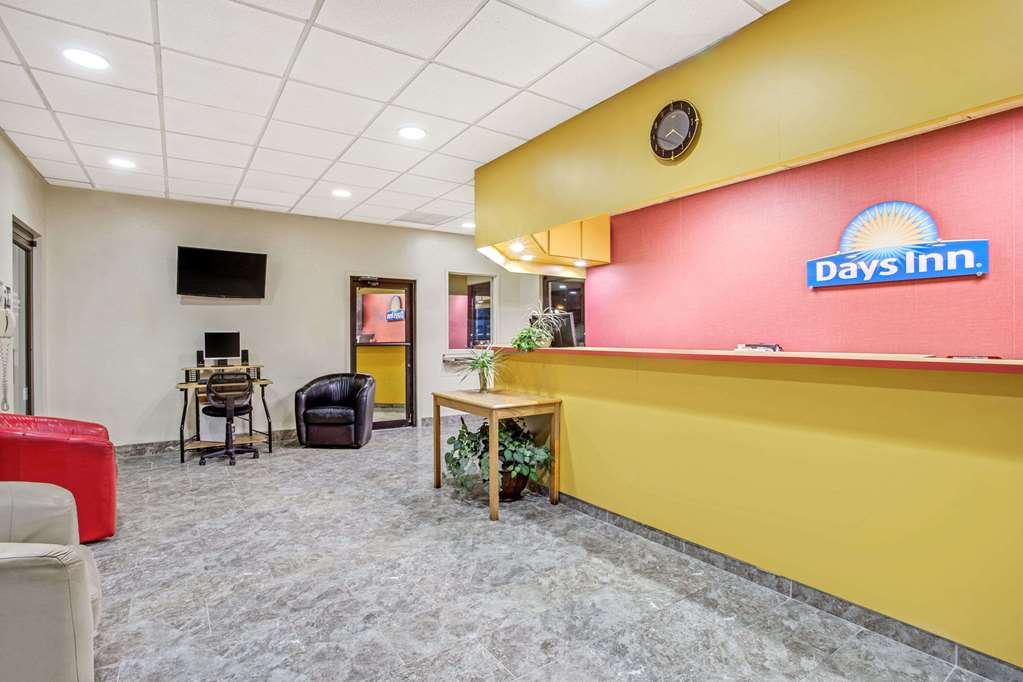 Days Inn by Wyndham Bradenton Near the Gulf - photo 4