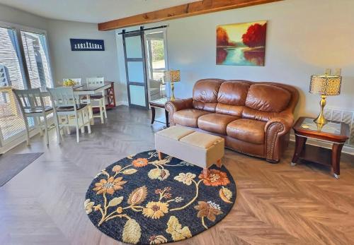 Marina Access Lake View Golf Swimming Fishing with All Holiday Island Amenities Accessible — hotel in Holiday Island
