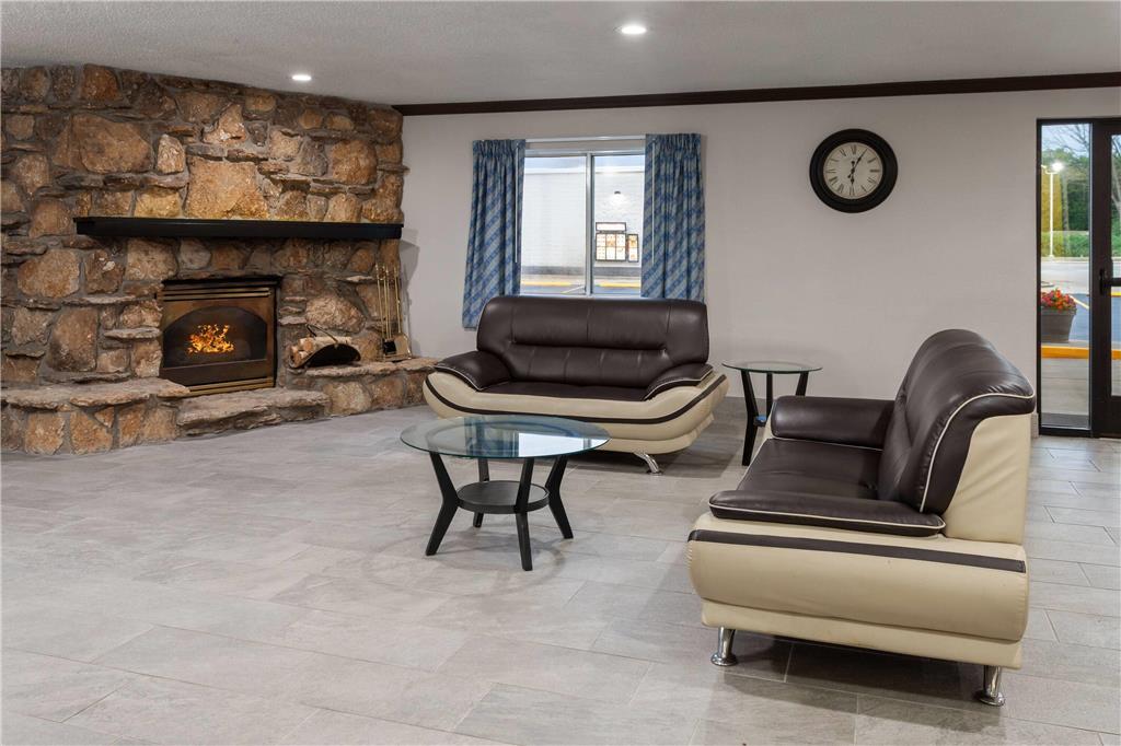 Days Inn & Suites by Wyndham Kaukauna WI - photo 7
