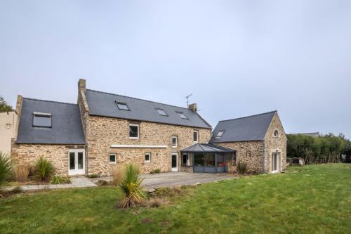 La Longere Du Tertre Charmante Longère De 400M2 Proche Plage in Cancale, France