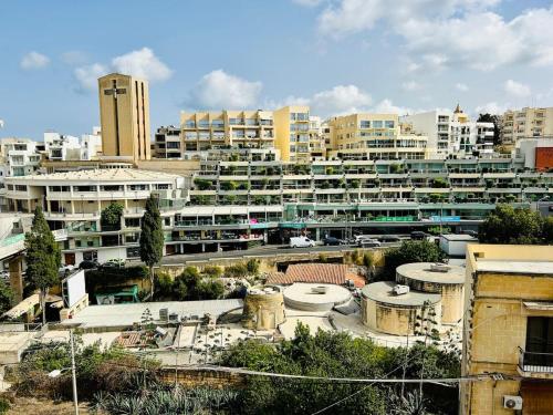 Huge and Stylish St Julian's Central 2BR with 2 BATHS — 4-Star Luxury Hotel in San Giljan, Malta