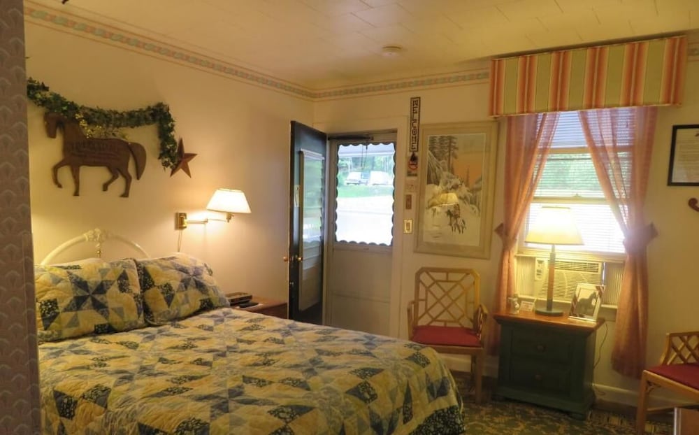 Lake Winnipesaukee Motel - photo 22