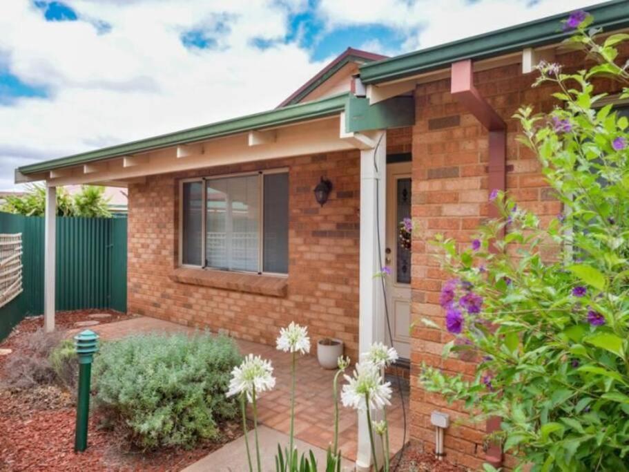 Adorable Secure 3 Bedroom Holiday Home with Pool Around the Corner From the Miners Rest. — 4-Star Luxury Hotel in Somerville, Australia