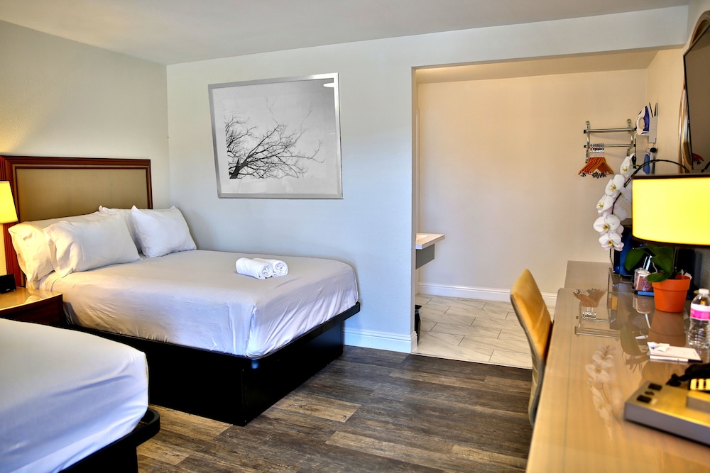Travelodge by Wyndham Crescent City - photo 12