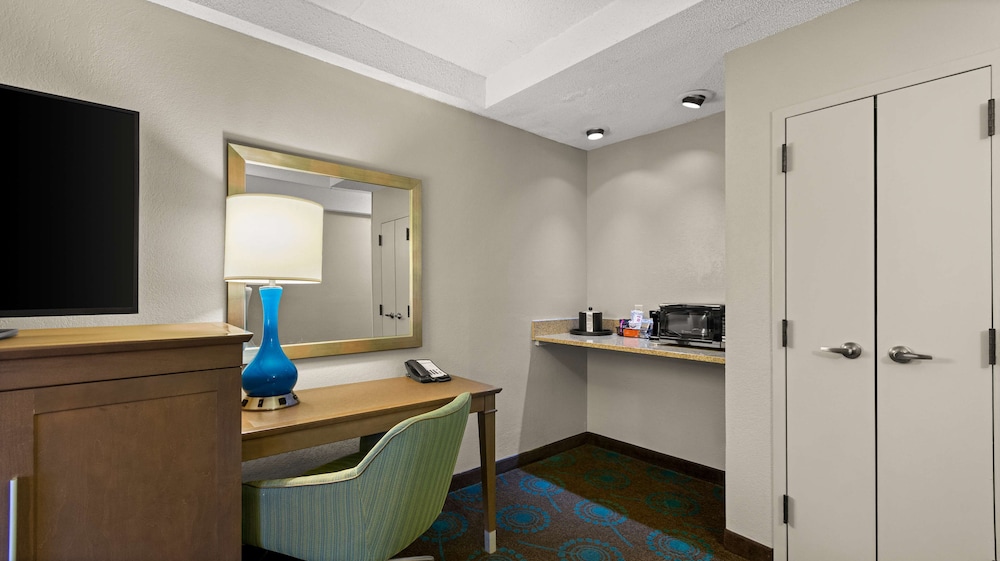 Hampton Inn Bloomington - photo 25