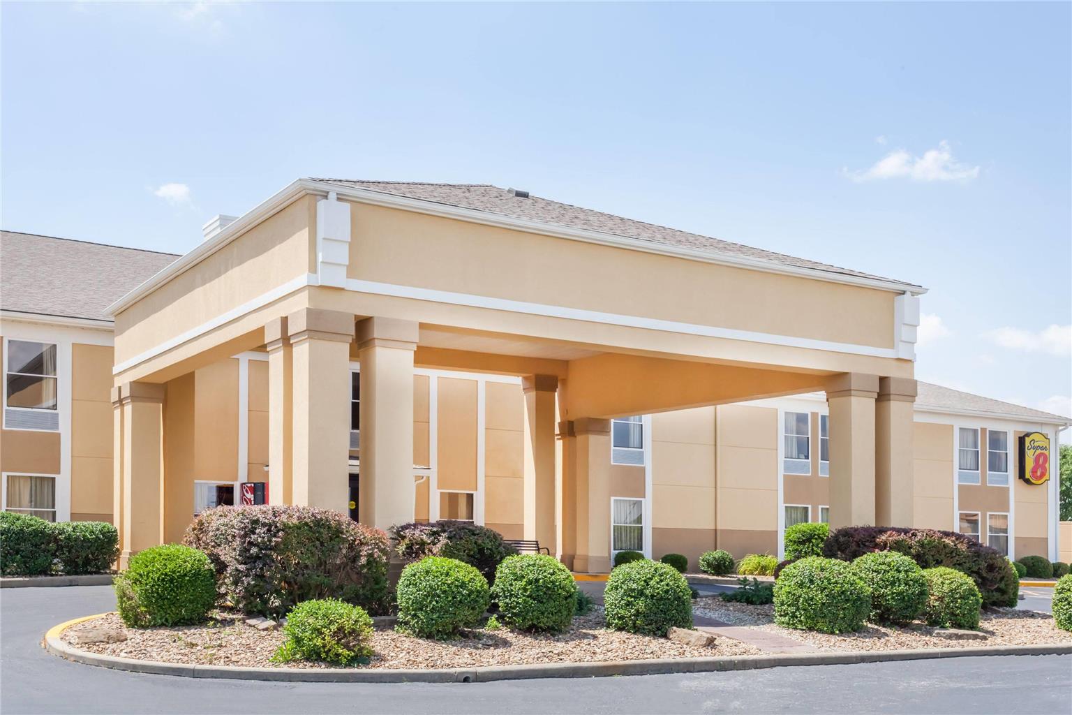 Super 8 by Wyndham Evansville North — hotel in Evansville