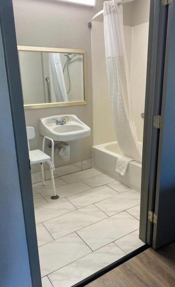 Days Inn by Wyndham Lake City I 10 - photo 14