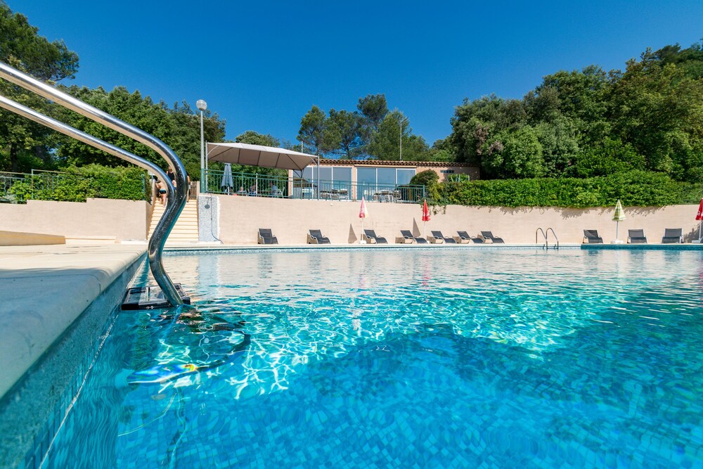 Les Arbousiers Village Hôtel Provençal — hotel in La Roquebrussanne