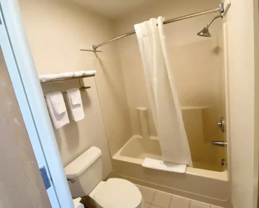 Hibiscus Inn & Suites - photo 4