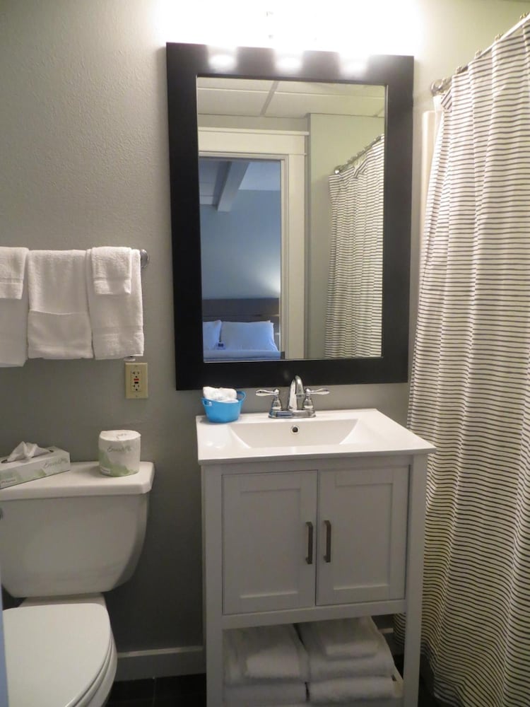 Brio Beach Inn - photo 26