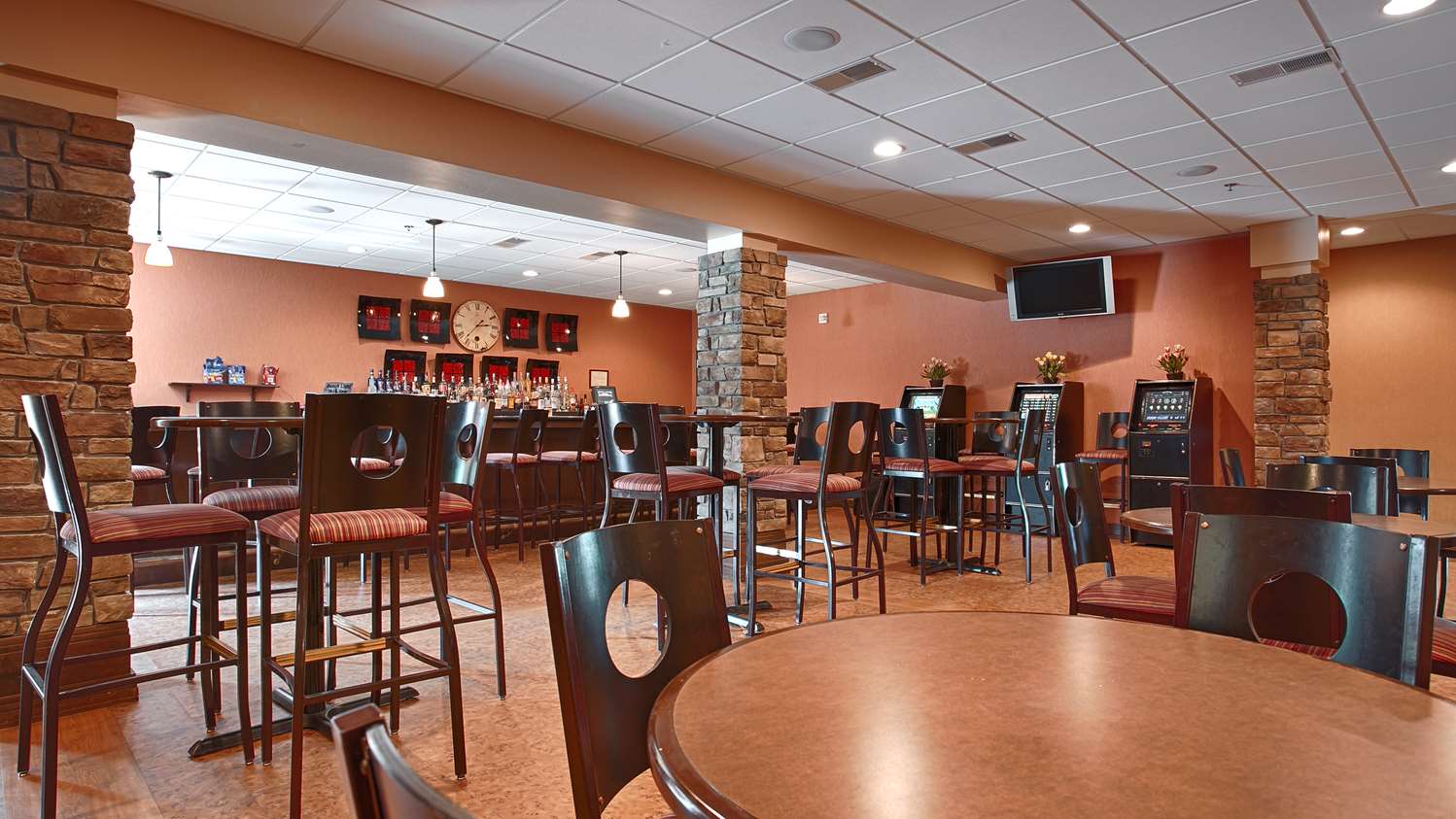 Crandon Inn and Suites - photo 17