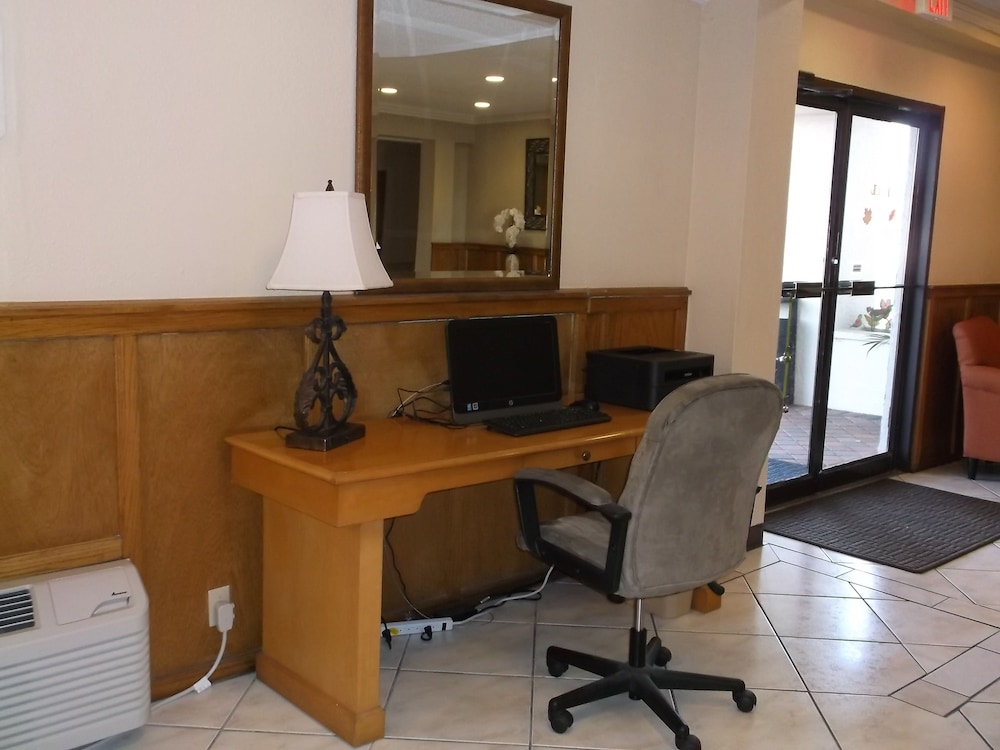 Days Inn & Suites by Wyndham Lake Okeechobee - photo 46