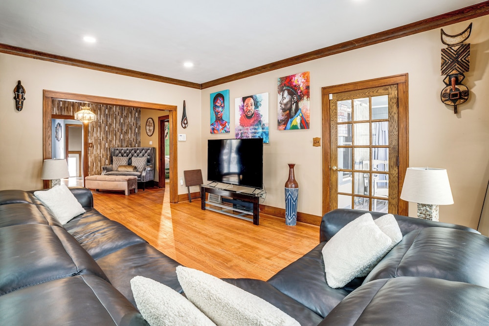 Private Hot Tub & Patio Chicagoland Extended Stay in Lansing, United States