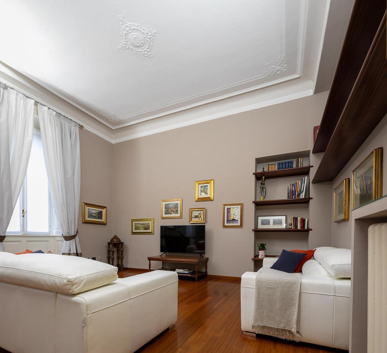 Giovio 11 Eccellente Spazioso Centrale — 4-Star Luxury Hotel in Milan, Italy