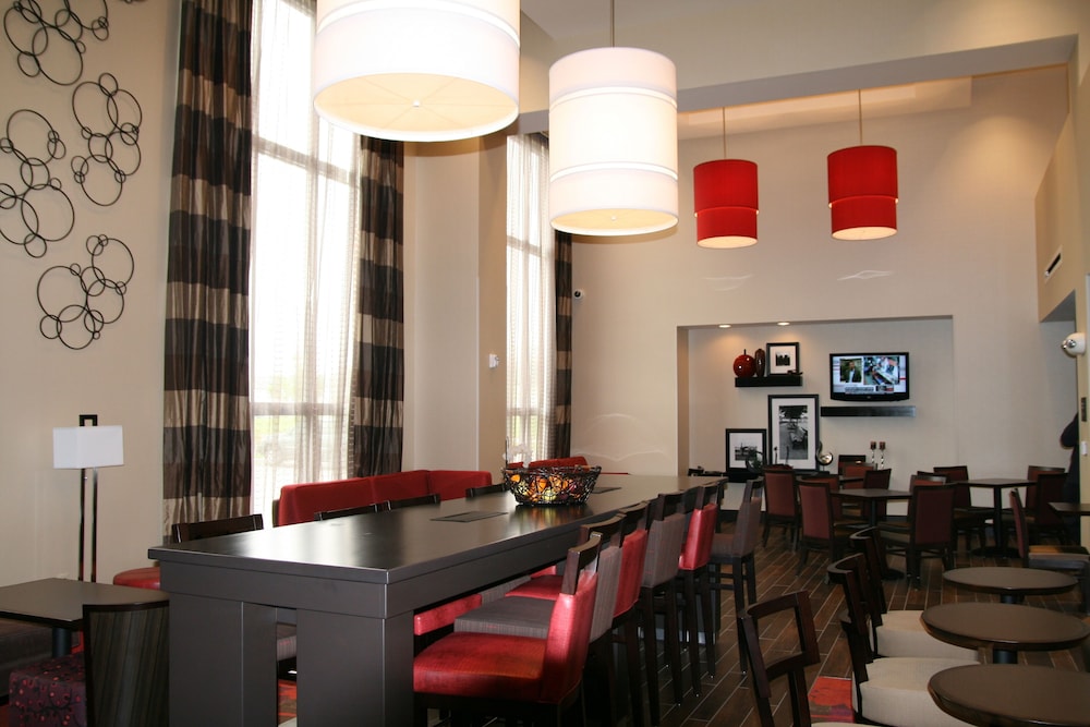 Hampton Inn & Suites Detroit Airport Romulus - photo 2