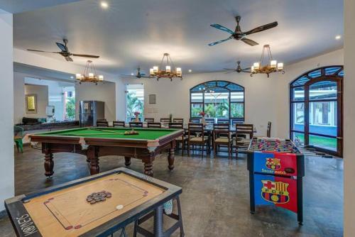 Luxurious Villa with Private Swimming Pool Kids Pool Games Private Parking — 4-Star Luxury Hotel in Calangute, India