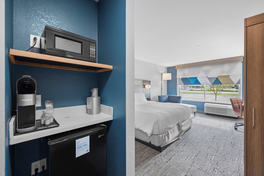 Holiday Inn Express & Suites Marinette by IHG - photo 8