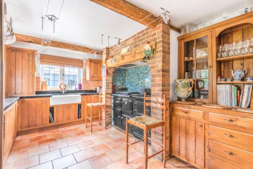 Huge Cottage for Sophisticated Hen Party and Large Groups — Hurst — photo 5