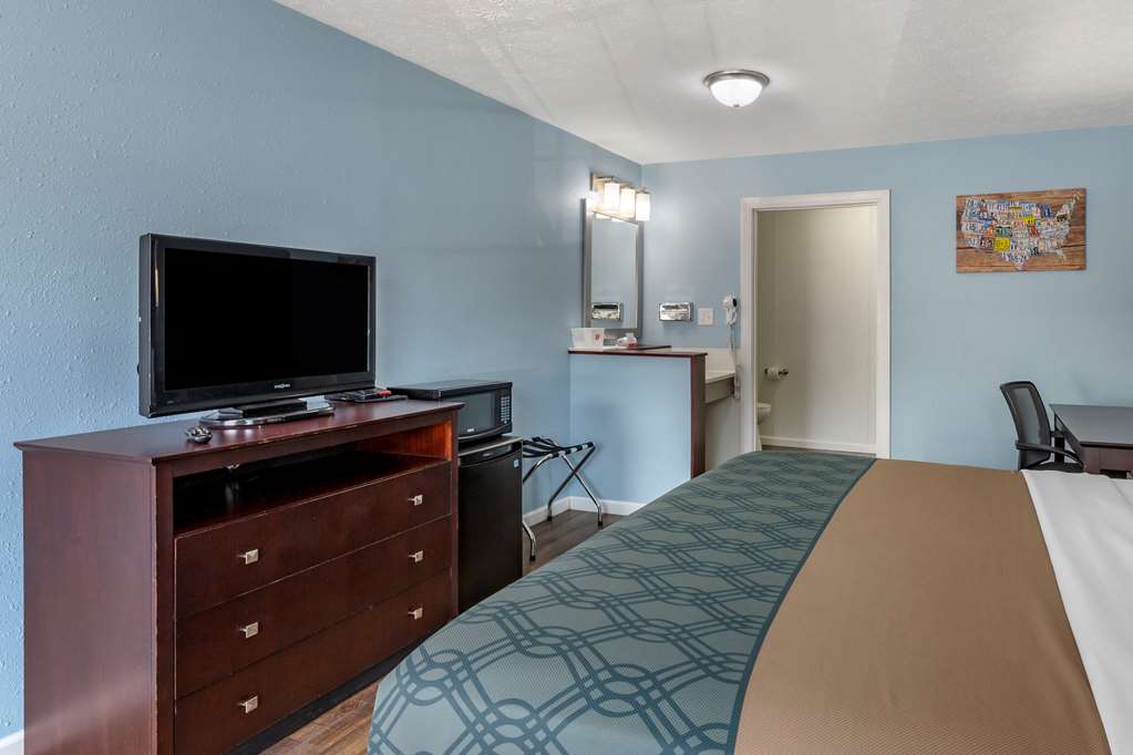 Econo Lodge Inn & Suites Sandusky South - photo 19