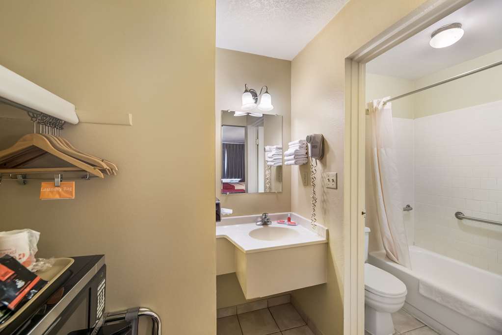 Econo Lodge I 40 exit 286 Holbrook - photo 24