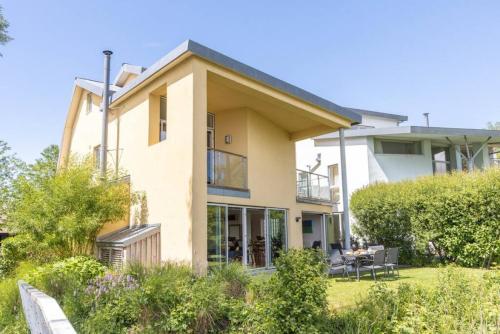 Tawny House CW6 Lakeside Spa Property — 4-Star Luxury Hotel in Cirencester, United Kingdom