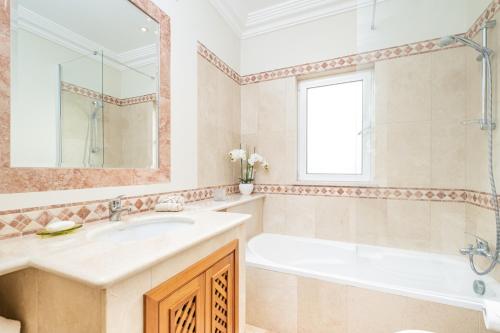 Villa Sea Renity Palheiro Village by ALMA Holiday Rentals — 4-Star Luxury Hotel in Funchal, Portugal