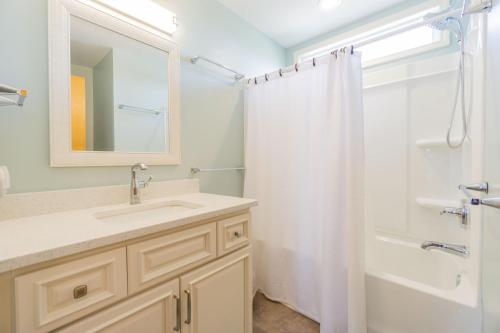 Yorkshire by Oak Island Accommodations - photo 22
