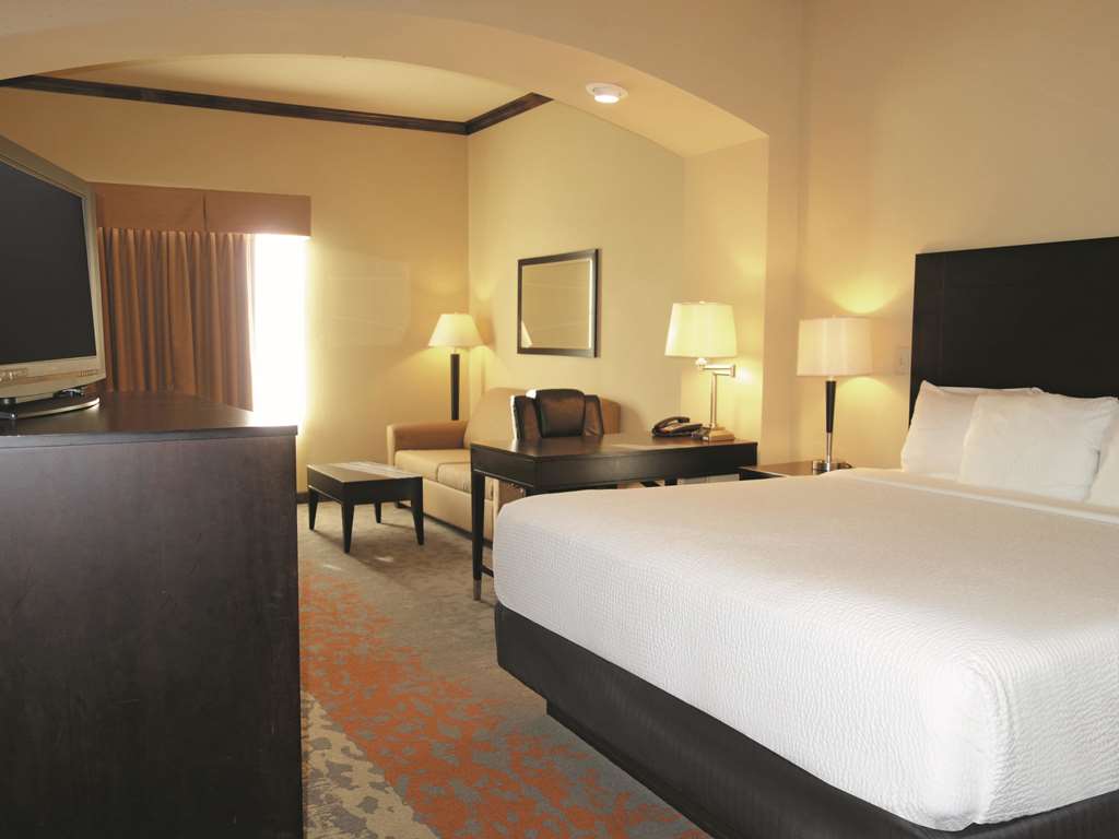 La Quinta Inn & Suites by Wyndham Eastland - photo 15