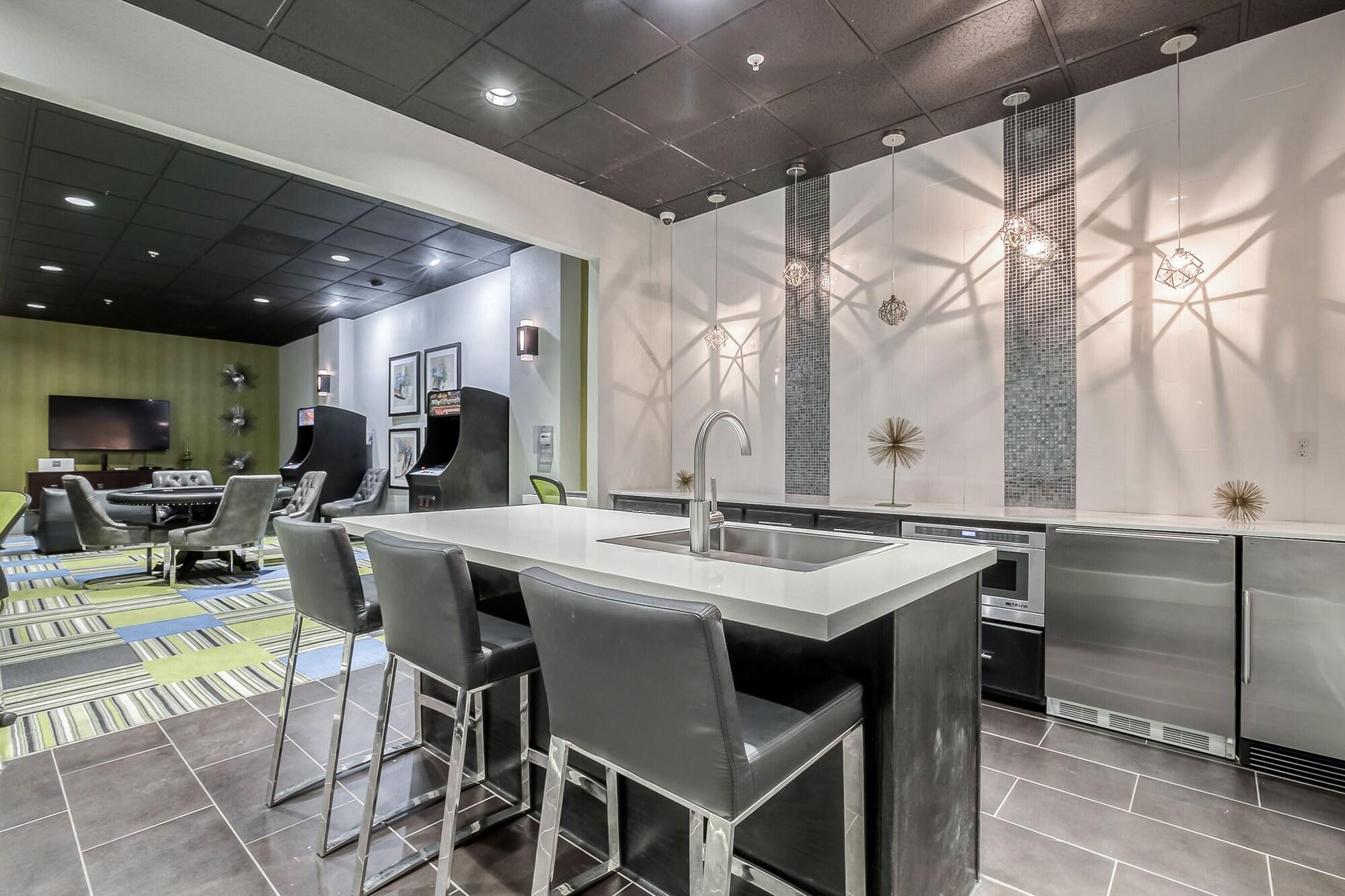 Modern Uptown Dallas Stay by Amyfinehouse - photo 22