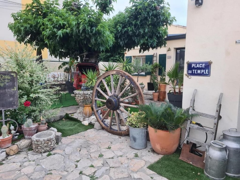 Paradis Colibri - carbon neutral hotel in Avignon