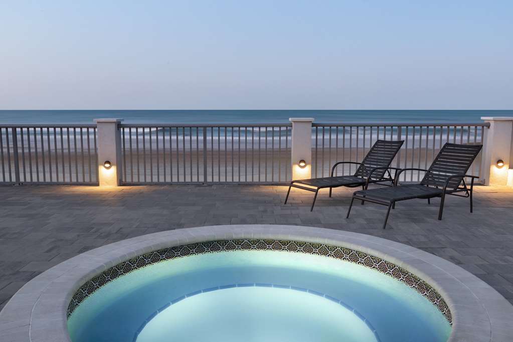 La Quinta Inn & Suites by Wyndham Oceanfront Daytona Beach - photo 11