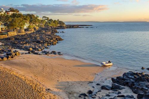 Takapuna Beachfront w Stunning Views — eco-hotel in Auckland