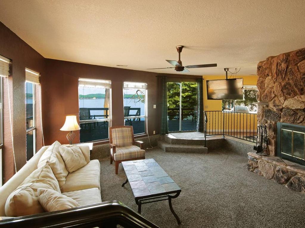 Lake Front Stunner Near Htoad Shady Gators — Lake Ozark