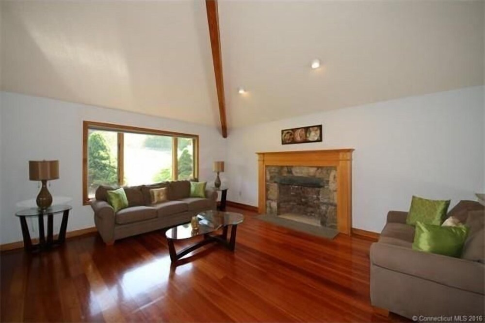 Roxbury Suites - photo 3
