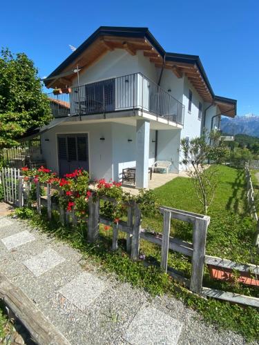 Villa Carlotta Rossa Holiday Home with garden and pool — 4-Star Luxury Hotel in Colico Piano, Italy