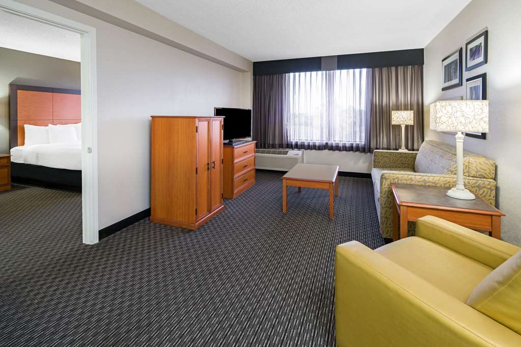 La Quinta Inn & Suites by Wyndham Buena Park - photo 27