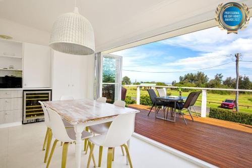Arklow I Pet Friendly with Ocean Views — hotel in Culburra Beach